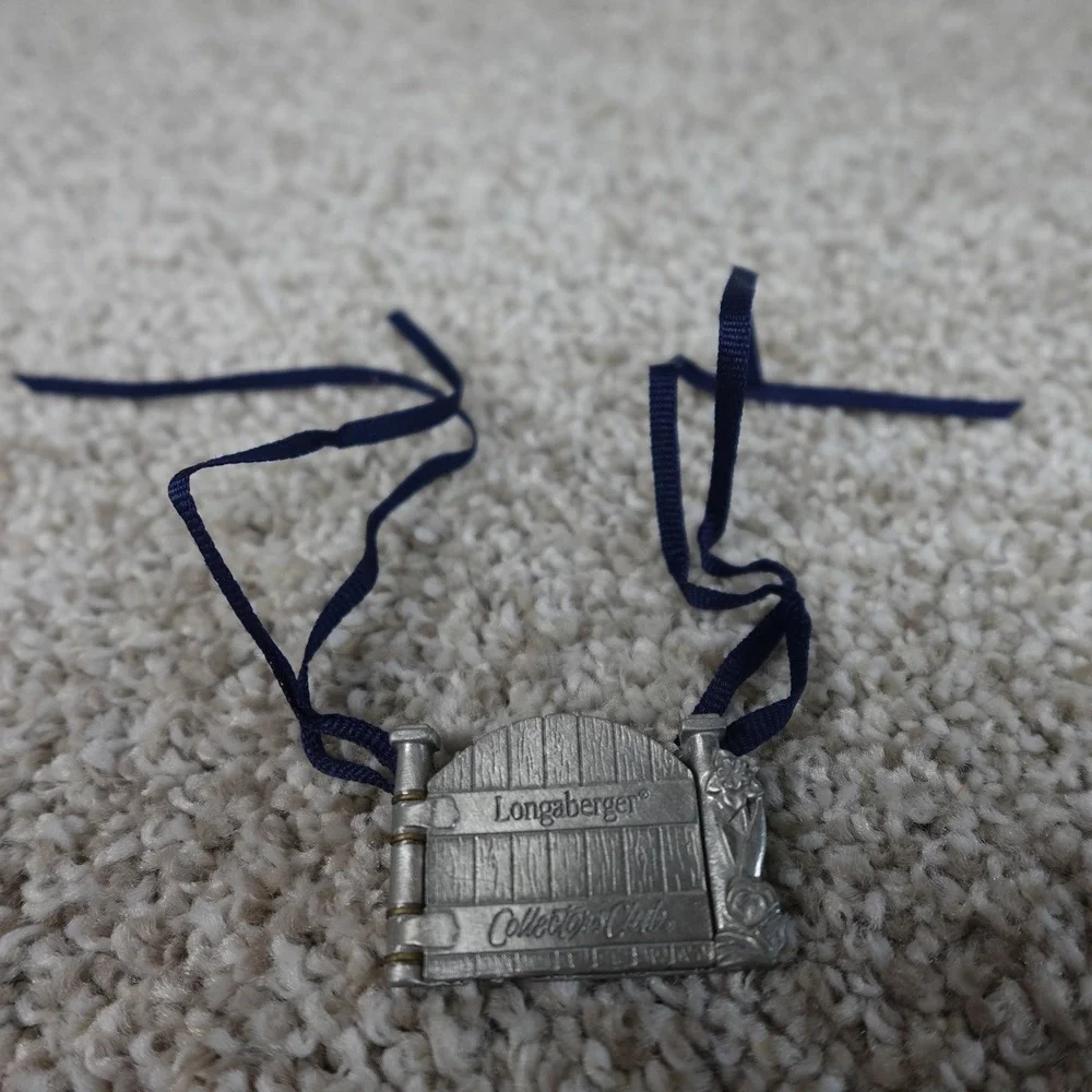 Longaberger 2000 Collectors Club Cottage Gate Hinged Tie-On Lapel Pin with Box